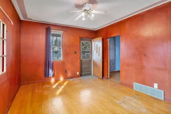 5003 40 ST, Sylvan Lake, AB T4S 1B7