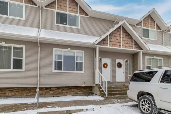 50 Lucky PL, Sylvan Lake, AB T4S 0E3