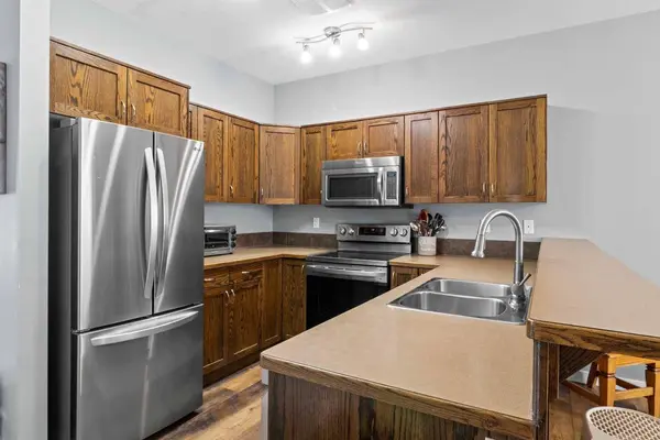 50 Lucky PL, Sylvan Lake, AB T4S 0E3