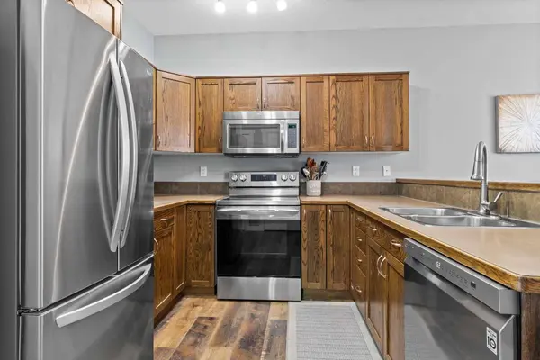 50 Lucky PL, Sylvan Lake, AB T4S 0E3