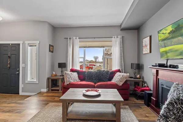 50 Lucky PL, Sylvan Lake, AB T4S 0E3