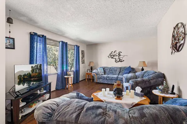 40 Laura Close, Penhold, AB T4G 0G5