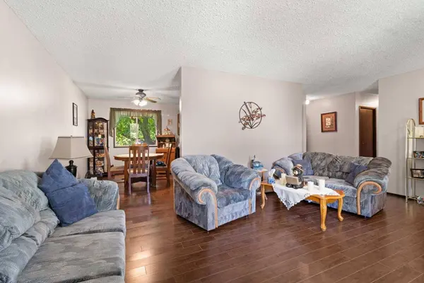 40 Laura Close, Penhold, AB T4G 0G5