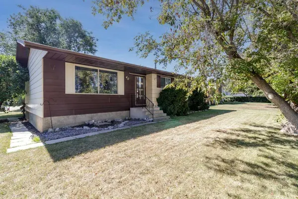 40 Laura Close, Penhold, AB T4G 0G5