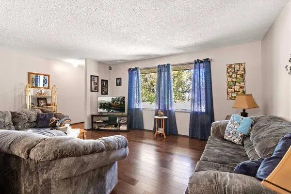 40 Laura Close, Penhold, AB T4G 0G5