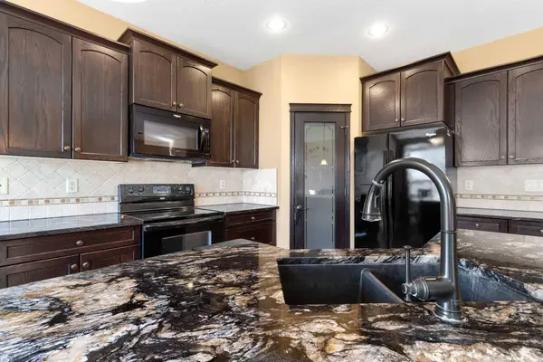 29 Lakeland RD, Sylvan Lake, AB T4S 0A3