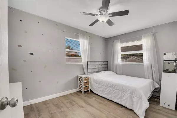 8445 QUISQUALIS DR, Orlando, FL 32822