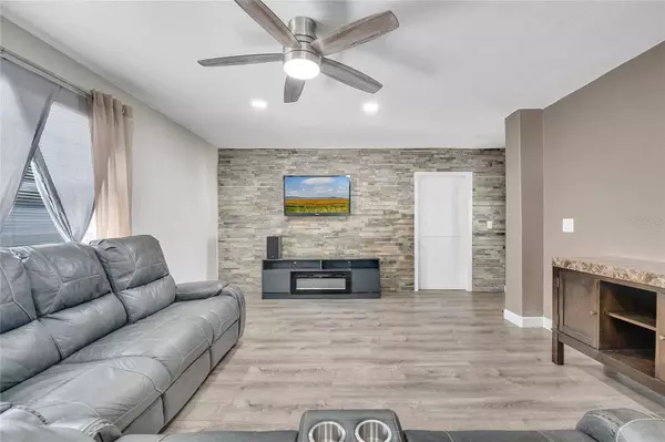 8445 QUISQUALIS DR, Orlando, FL 32822