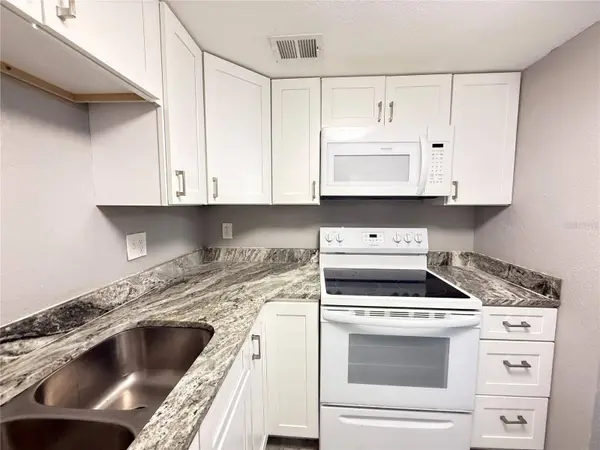 950 LAKE DESTINY RD #B, Altamonte Springs, FL 32714