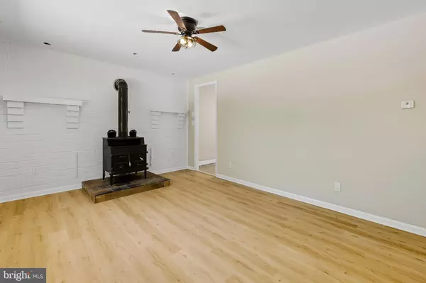 1741 LAKESIDE DR, Williamstown, NJ 08094