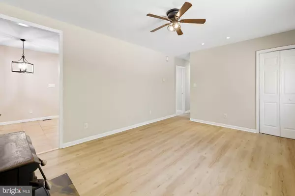 1741 LAKESIDE DR, Williamstown, NJ 08094