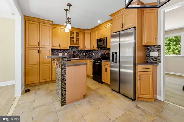 1741 LAKESIDE DR, Williamstown, NJ 08094