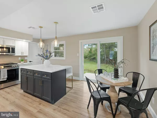 242 S POPLAR ST, Gibbstown, NJ 08027