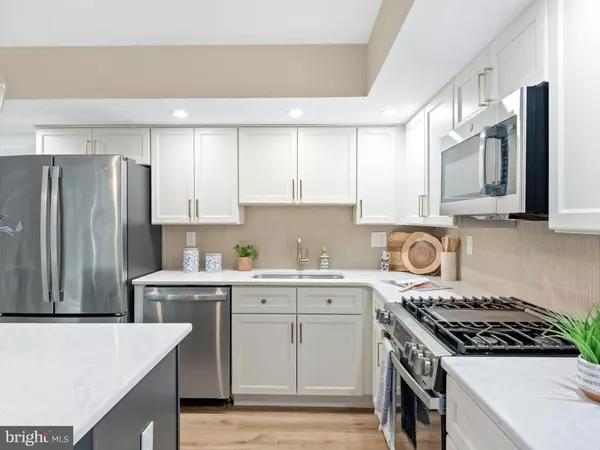 242 S POPLAR ST, Gibbstown, NJ 08027