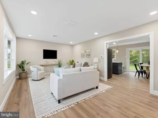 242 S POPLAR ST, Gibbstown, NJ 08027