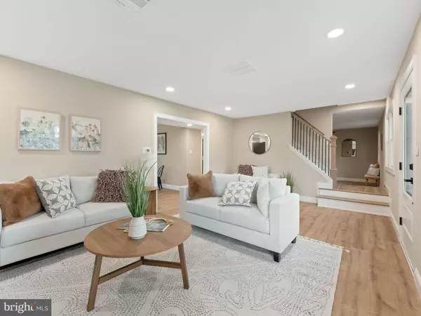 242 S POPLAR ST, Gibbstown, NJ 08027