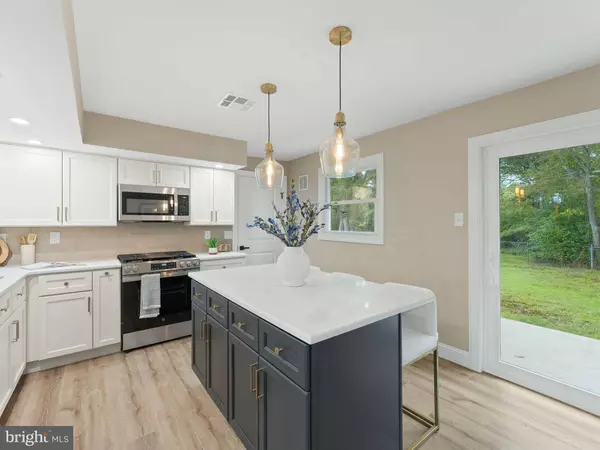 242 S POPLAR ST, Gibbstown, NJ 08027