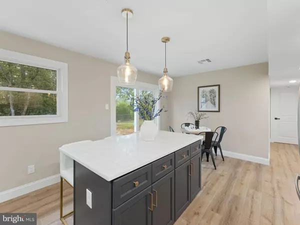 242 S POPLAR ST, Gibbstown, NJ 08027