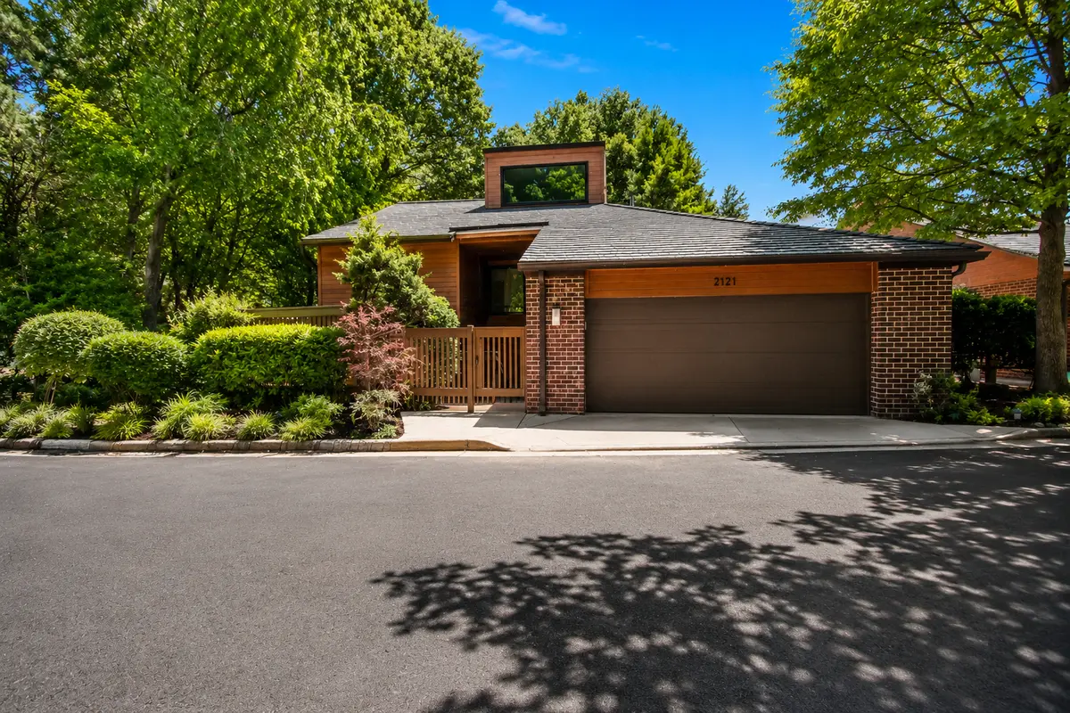 2121 Cabots Point Ln, Reston, VA 20191-4116