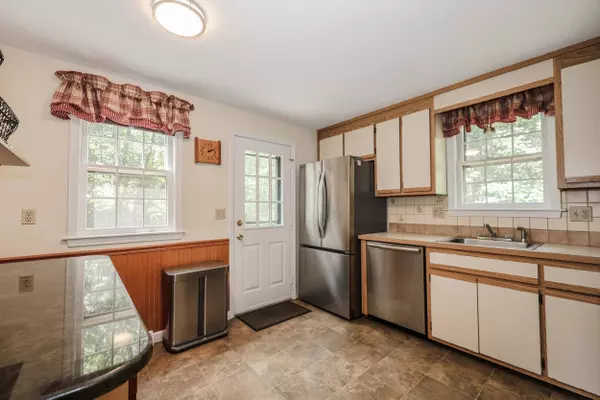 16 Custer CIR, Nashua, NH 03062