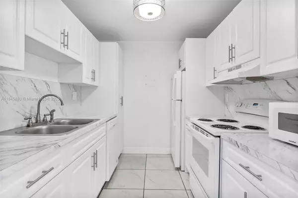 10748 N Kendall Dr #N11, Miami, FL 33176