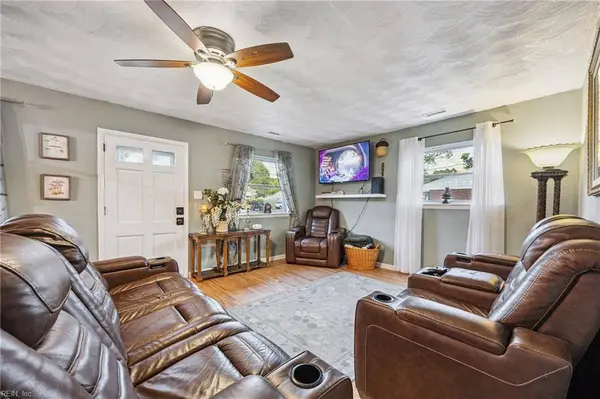 425 Bamboo LN, Virginia Beach, VA 23452