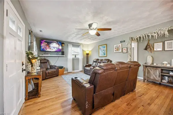 425 Bamboo LN, Virginia Beach, VA 23452