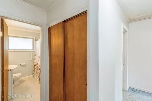 170 Old Farm LN, Carpentersville, IL 60110