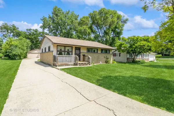 170 Old Farm Lane, Carpentersville, IL 60110