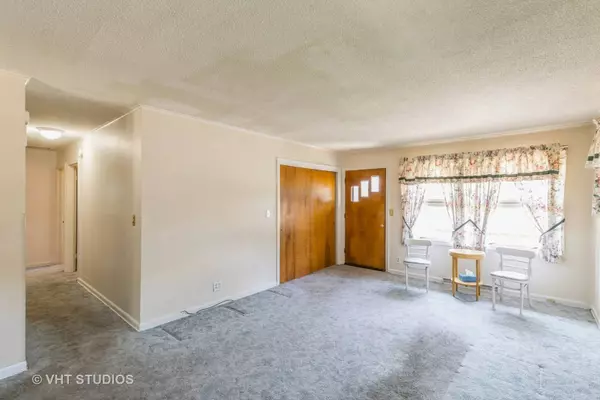 170 Old Farm Lane, Carpentersville, IL 60110