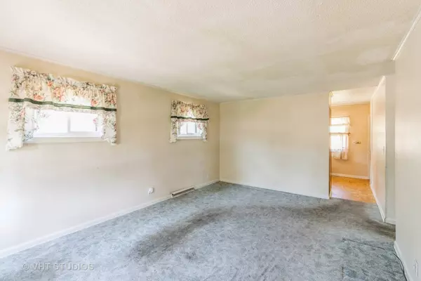 170 Old Farm Lane, Carpentersville, IL 60110