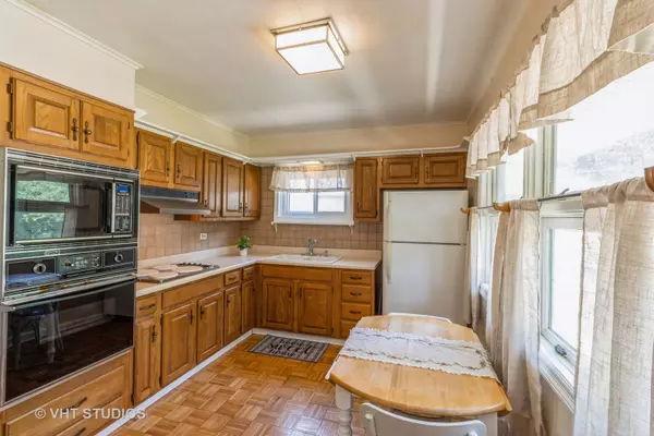 170 Old Farm LN, Carpentersville, IL 60110