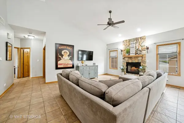 313 S Commonwealth Avenue, Elgin, IL 60123