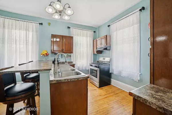 558 N Crystal Street, Elgin, IL 60123