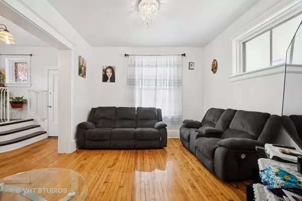 558 N Crystal ST, Elgin, IL 60123