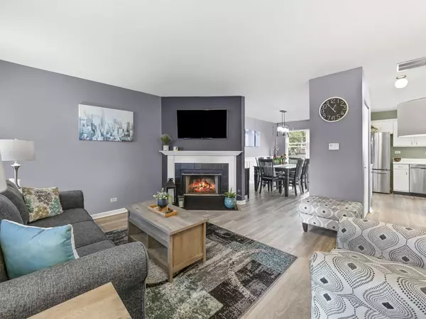 901 Wesley LN, Algonquin, IL 60102