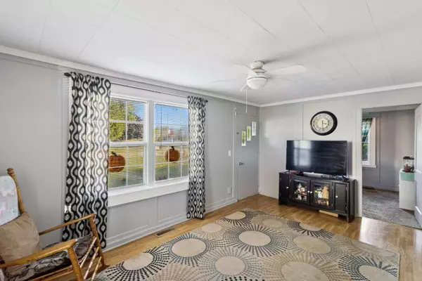 101 Oakleaf Road, Lake In The Hills, IL 60156