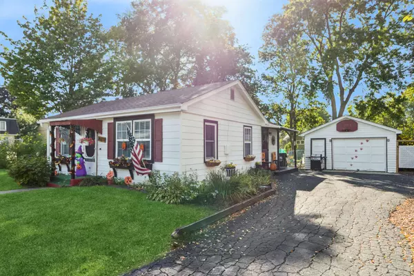 101 Oakleaf RD, Lake In The Hills, IL 60156