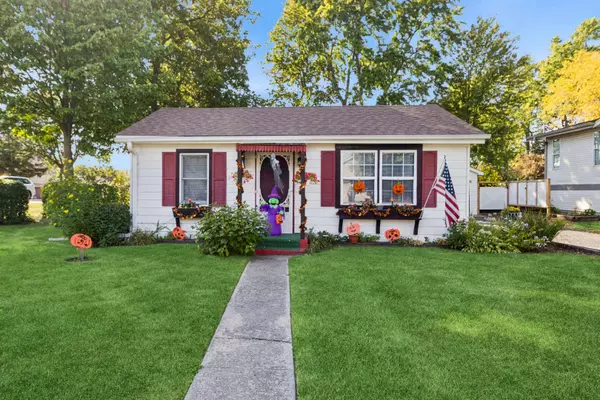 101 Oakleaf RD, Lake In The Hills, IL 60156