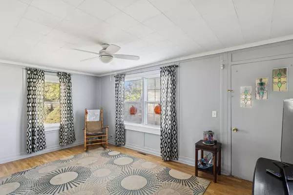 101 Oakleaf RD, Lake In The Hills, IL 60156