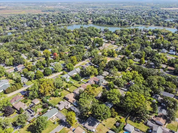 101 Oakleaf RD, Lake In The Hills, IL 60156