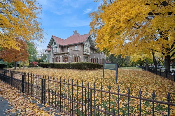 305 Oregon Avenue, West Dundee, IL 60118