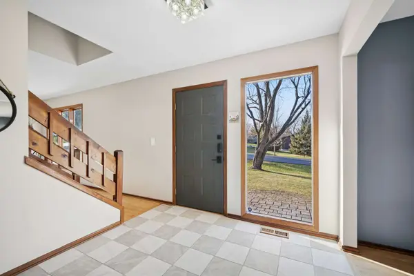 9620 Fox Shores DR, Algonquin, IL 60102