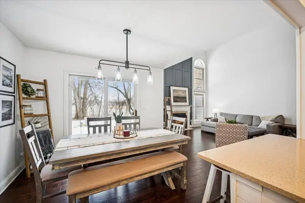 524 Bradbury LN, Geneva, IL 60134