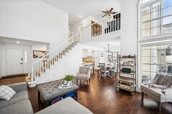 524 Bradbury LN, Geneva, IL 60134