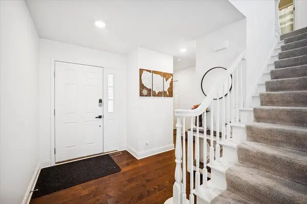 524 Bradbury LN, Geneva, IL 60134