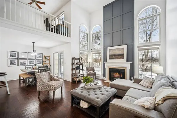 524 Bradbury LN, Geneva, IL 60134