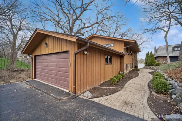 128 Hickory RD, Lake In The Hills, IL 60156