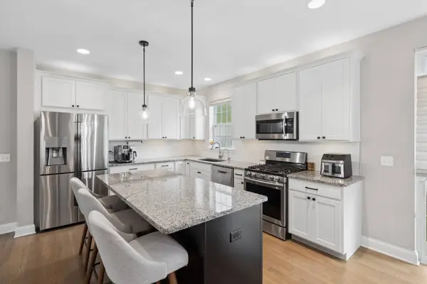 664 COUNTRY CLUB RD, Crystal Lake, IL 60014