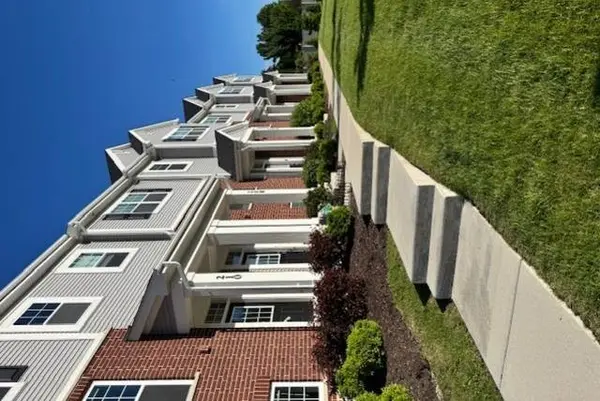 208 Timberleaf Circle, Roselle, IL 60172